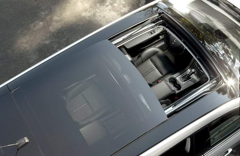 2017 Lincoln MKT retractable panoramic sunroof